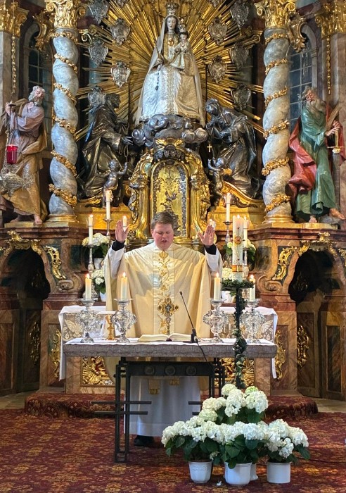 Pater Benedikt Eble hält den Gottesdienst in einer Kirche in Altenhohenau